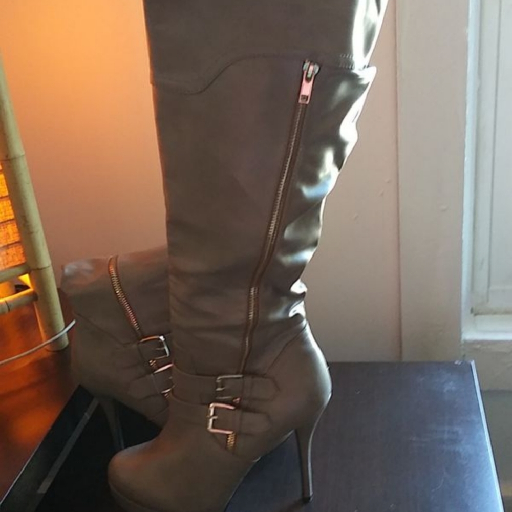 Cute boots - Picture 2 of 3